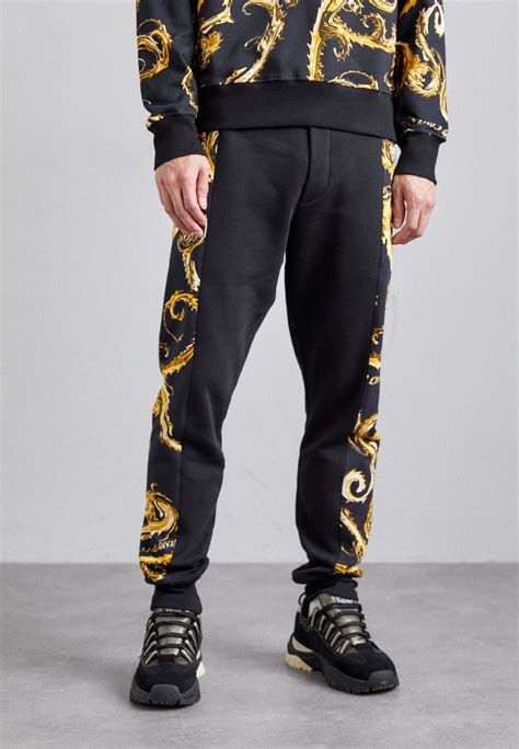 versace pantaloni stampa|Pantaloni sportivi Chromo Couture con stampa .